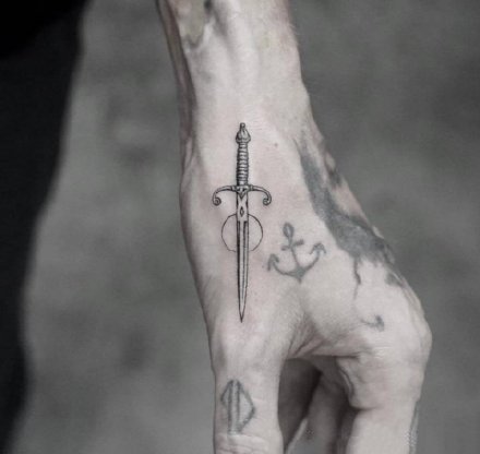 一组精致小针素色纹身图片