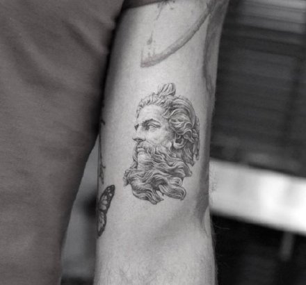 一组精致小针素色纹身图片