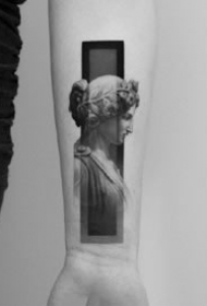 一组写实黑灰手臂纹身图案