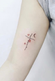 一组手臂上的女生小纹身