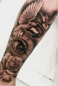 一组写实抽象手臂纹身图案
