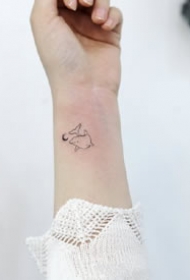 一组手腕位置的小清新纹身图案