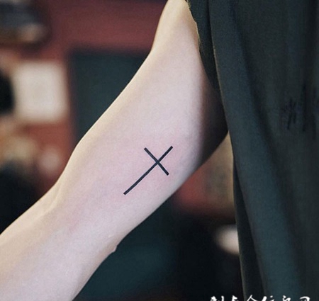手臂简单十字线条纹身图案