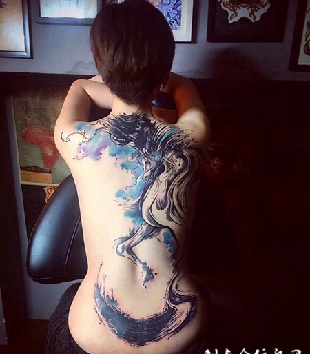 天马行空，后背写意的水墨风骏马纹身