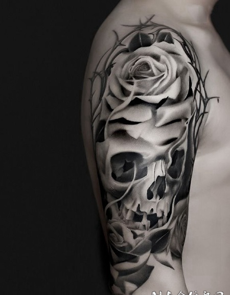 美丽的陷阱，手臂玫瑰与骷髅纹身图案