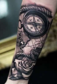 指南针纹身 18款指南针怀表主题的纹身作品图片