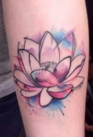 水彩莲花文身 9款水彩色的莲花纹身图片