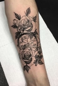 一组玫瑰与时间纹身图案欣赏