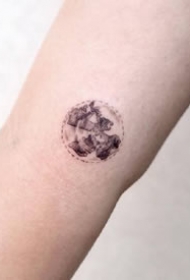 一组小清新风格的星球纹身图案