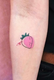 一组小清新草莓纹身图案