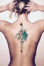 女生后背脊柱上的一组小清新纹身作品图片