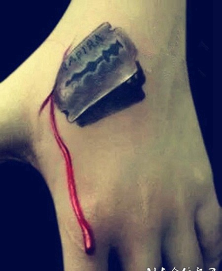 手背恐怖3D滴血纹身图案欣赏