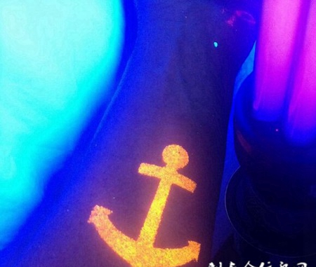 胳膊上简约夜光船锚纹身图片