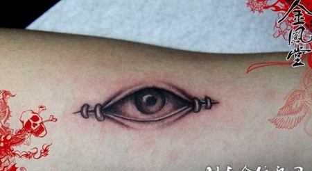 胳膊上另类眼球刺青纹身图案
