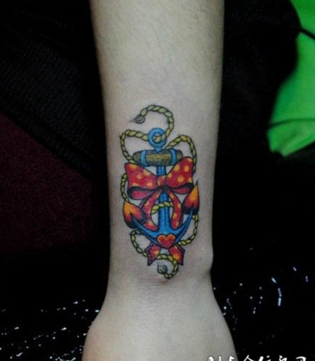 手腕彩绘船锚刺青图案欣赏