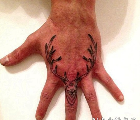 男生手背艺术精致纹身图案