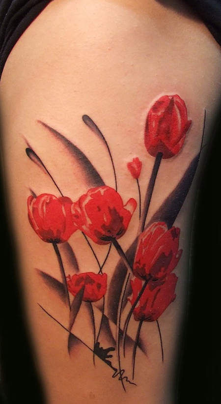 胳膊上彩绘罂粟花刺青图案