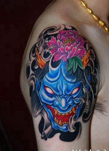 男人个性般若彩色胳膊纹身图案