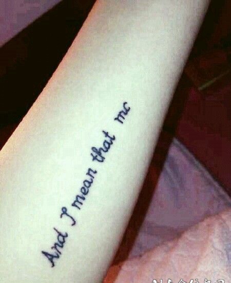 男生胳膊简约拉丁文纹身图案