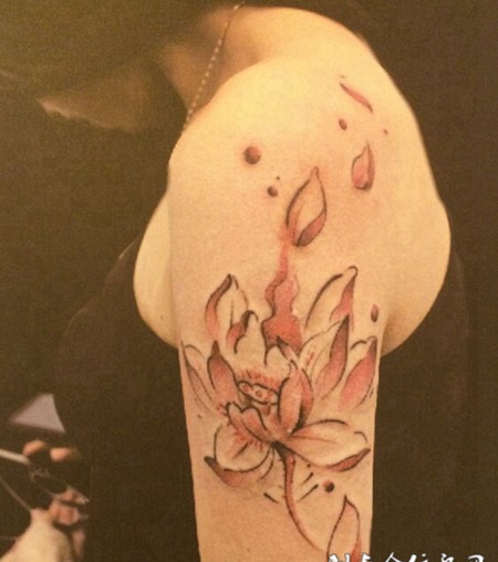 女纹身胳膊唯美莲花图案欣赏