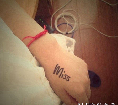 美女手背纹身 精致英文图案