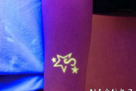 男生手臂唯美小巧夜光纹身图案