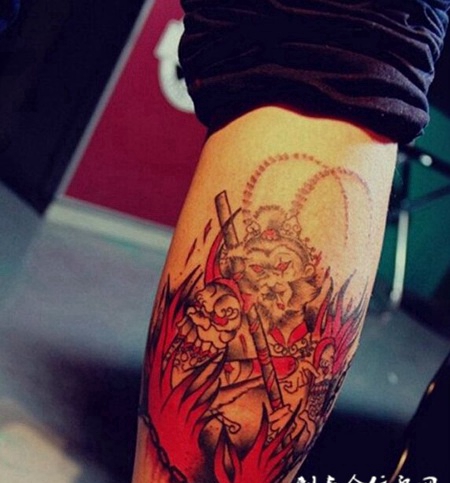 个性男生手臂彩绘斗战胜佛纹身图案