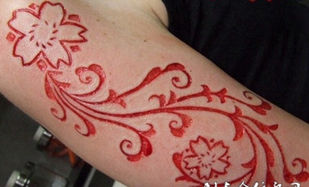 手臂唯美花蕊图腾割肉纹身图案
