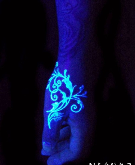 手部精致花蕊个性夜光纹身图片