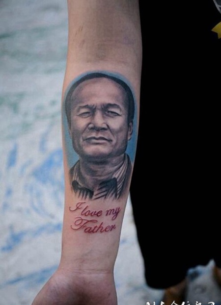 手腕处艺术人物肖像纹身图案