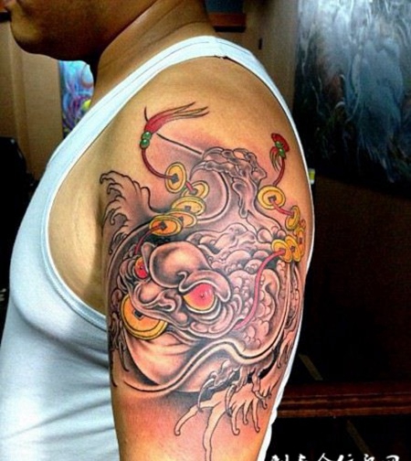男性手臂精致金蟾刺青图片