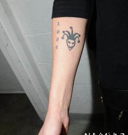 手臂个性黑色小丑纹身图案