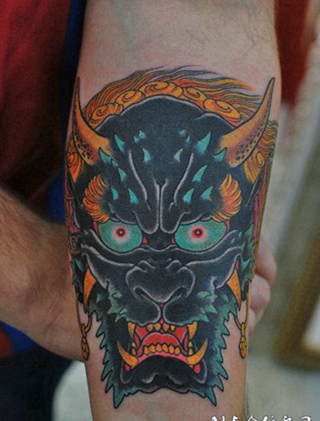 手上彩绘夜叉头像纹身图案