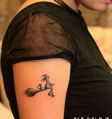 手臂黑色小巧纹身图案