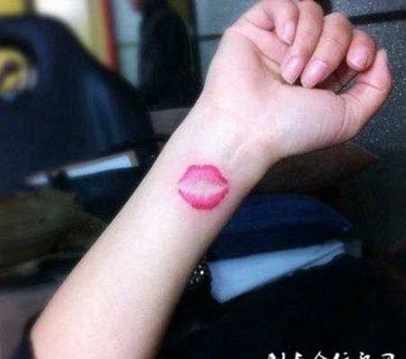 手部唯美小巧刺青图案