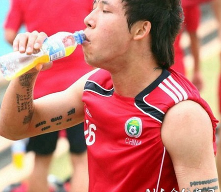 球星手臂小巧英文文字纹身图片