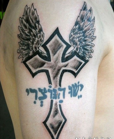 手臂上超个性十字架翅膀纹身