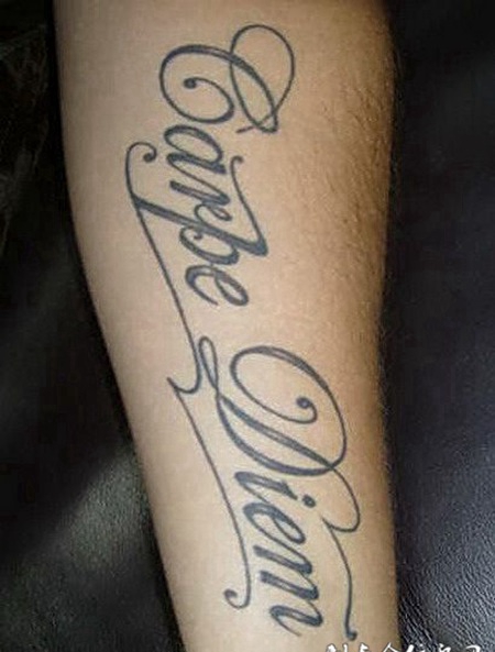 男子手背艺术经文文字刺青图案