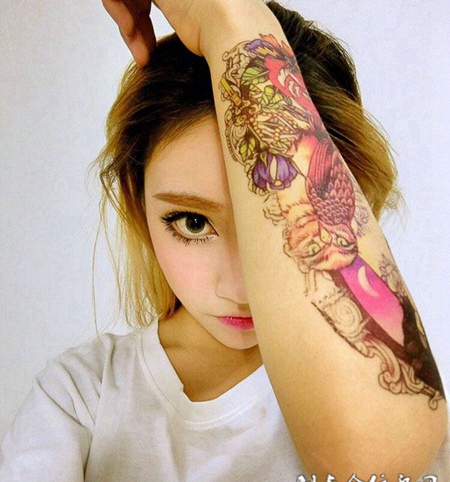 大眼美眉手臂彩绘纹身图案