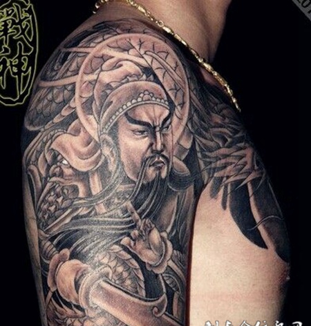 男子手臂半甲关公黑色纹身图案