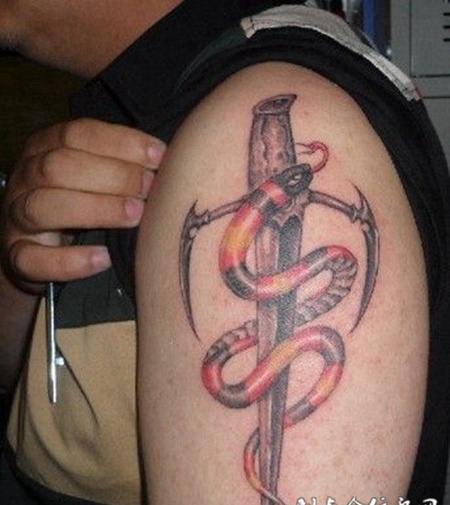 男性手臂另类蛇与十字架纹身图案