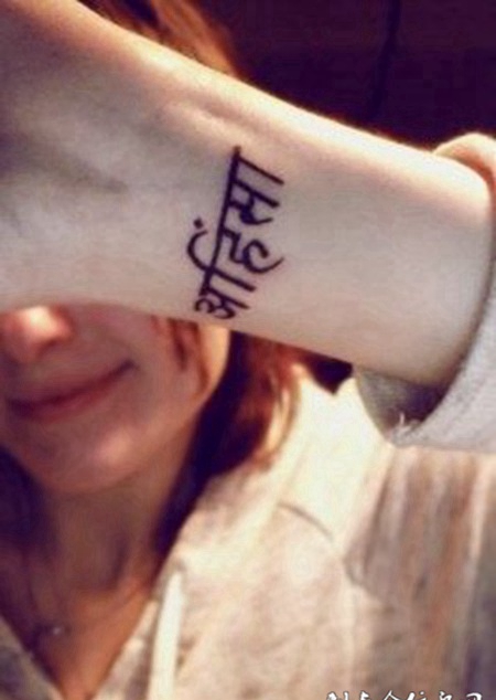 女性手腕个性梵文纹身图案