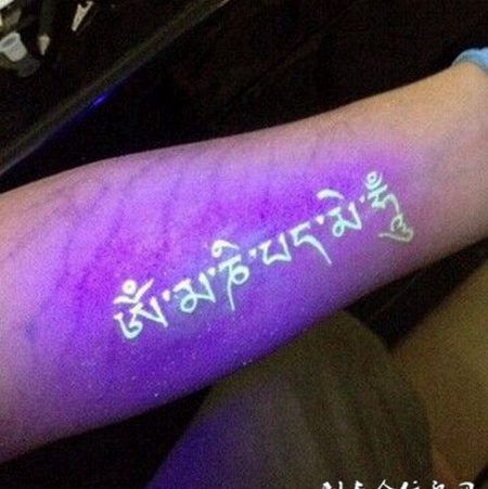 手臂时尚发光梵文纹身图案