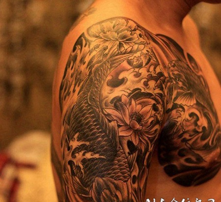 男生手臂半甲鲮鱼纹身图案