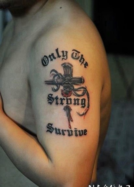 男生个性十足手臂英文十字架纹身图案