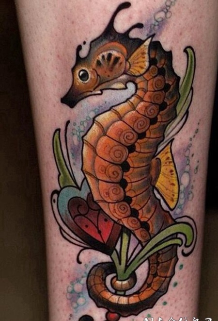 手臂个性海马彩色纹身图案