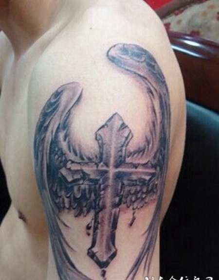 男性手臂超潮流十字架带翅膀纹身图案