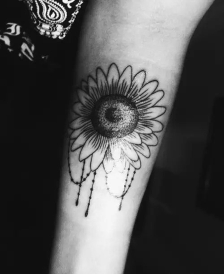 女孩手臂纹身 黑灰向日葵纹身