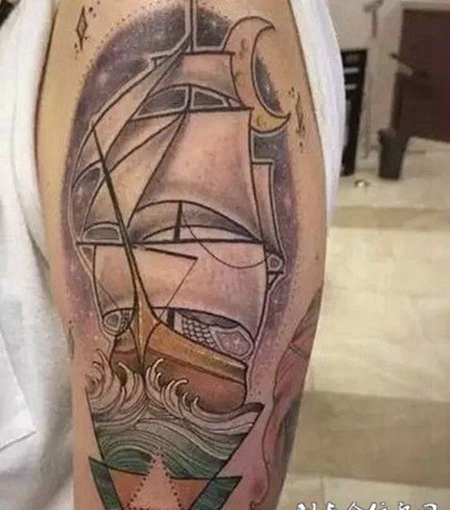 手臂唯美大气的帆船纹身图案