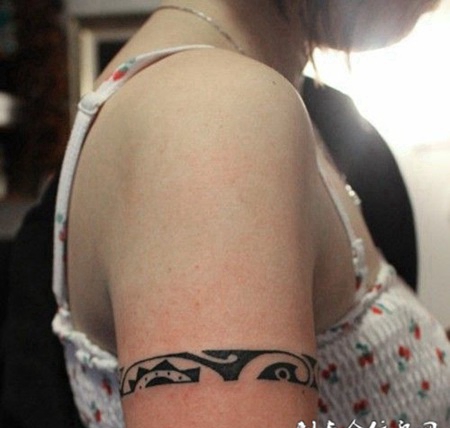 帅气的黑白吹臂环纹身